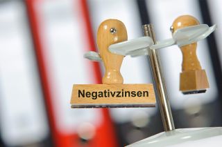 Foto: Stempel mit Aufschrift Negativzinsen