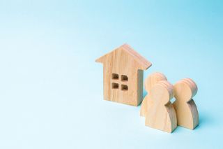 Foto: Holzhäuschen und Holzfiguren